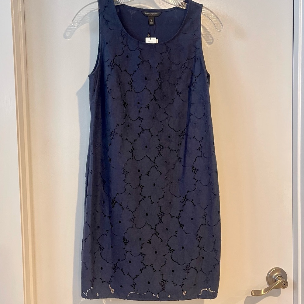 NWT. Banana Republic Factory Sleeveless Shift Dress. Navy Blue Floral Lace. 4P.